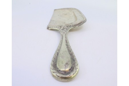 Apanha migalhas em prata com relevos no cabo e friso perlado.